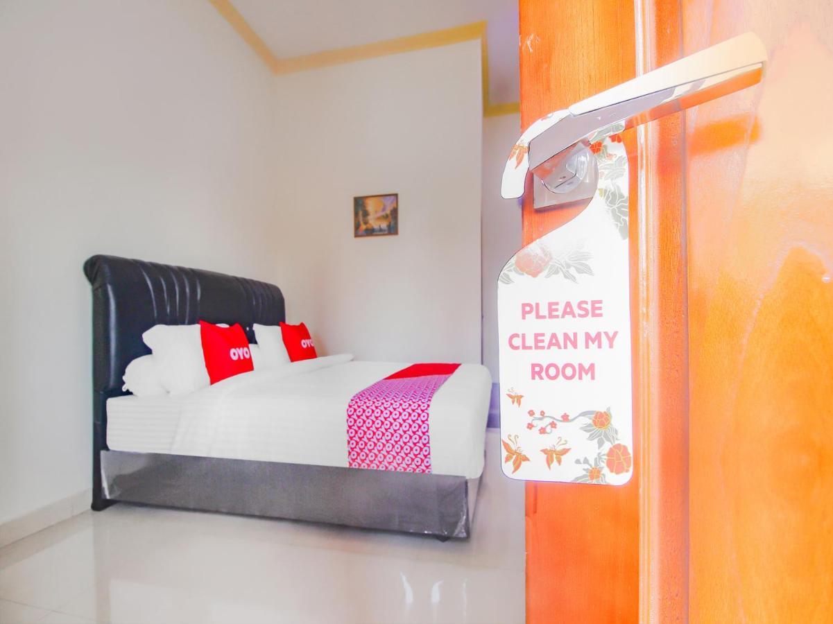 Oyo 90063 Silver Homestay Syariah Perabumulih Exterior photo