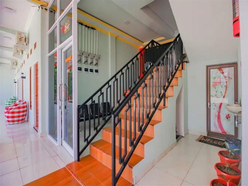 Oyo 90063 Silver Homestay Syariah Perabumulih Exterior photo